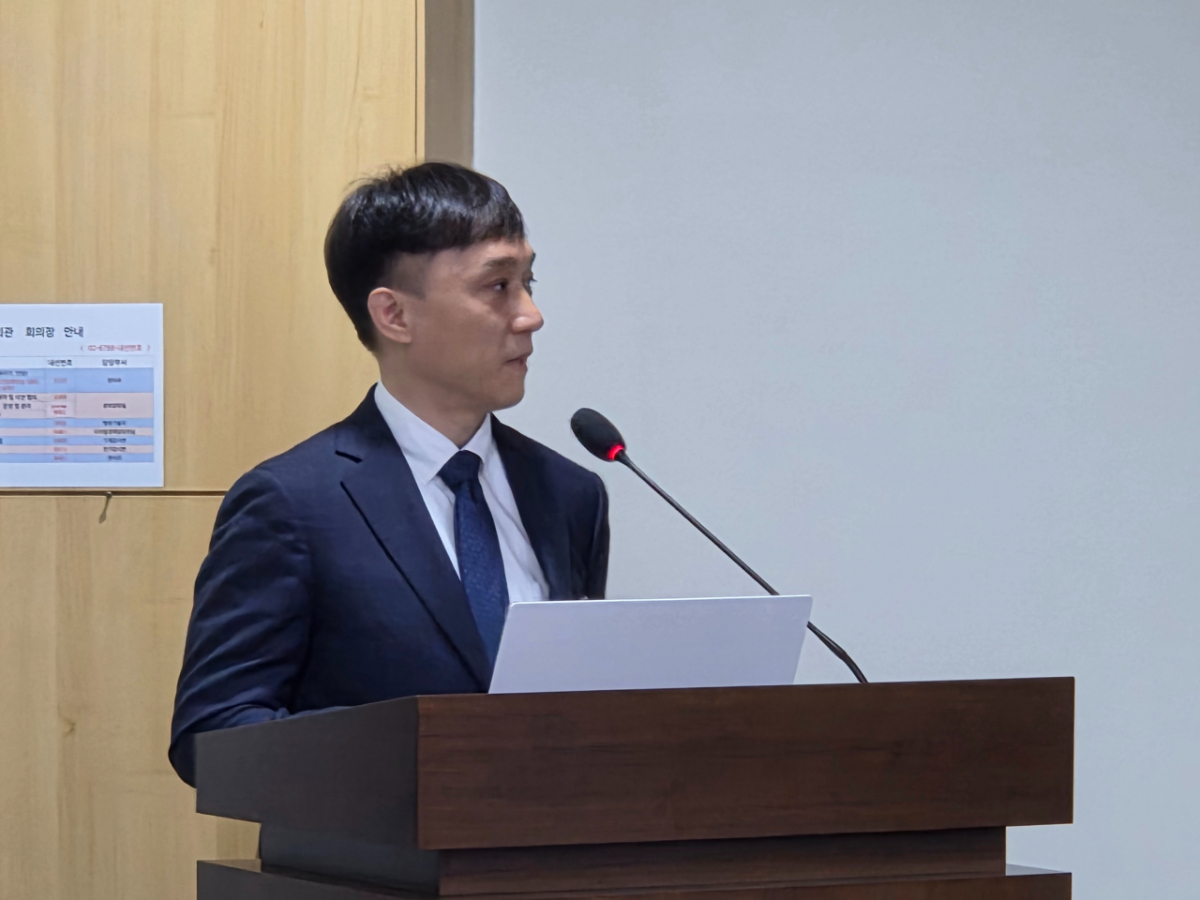 이찬구 디지털미래연구소 연구위원이 한민수 더불어민주당 의원과 디지털미래연구소가 9일 국회의원회관에서 'AI 시대 지속가능한 성장을 위한 국가적 기틀 마련 방안'을 주제로 개최한 '미디어·콘텐츠 산업 체질 개선을 위한 제도개선 포럼'에서 발표를 하고 있다./사진=구자윤 기자