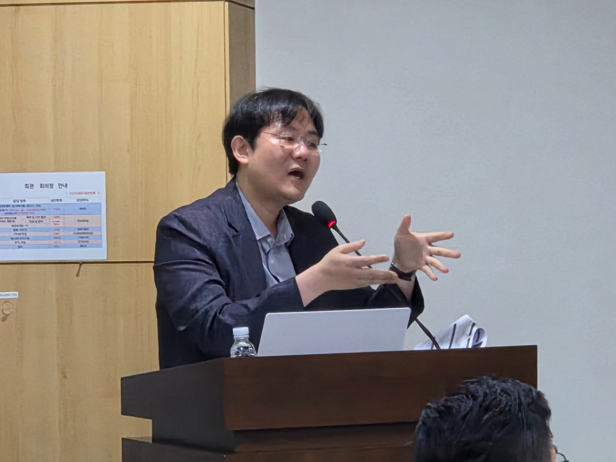 최진원 대구대 교수가 한민수 더불어민주당 의원과 디지털미래연구소가 9일 국회의원회관에서 'AI 시대 지속가능한 성장을 위한 국가적 기틀 마련 방안'을 주제로 개최한 '미디어·콘텐츠 산업 체질 개선을 위한 제도개선 포럼'에서 발표를 하고 있다./사진=구자윤 기자