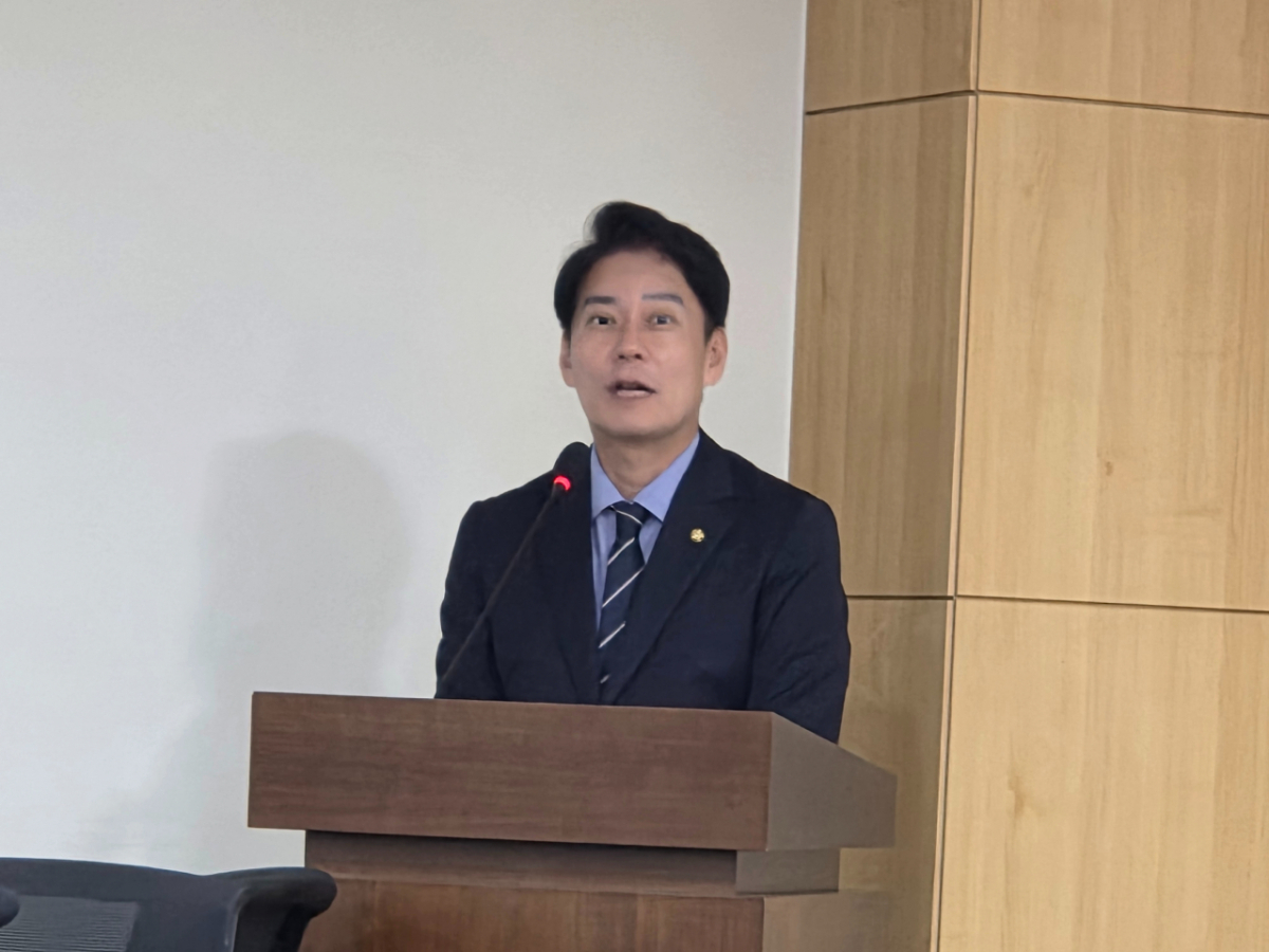 한민수 더불어민주당 의원이 디지털미래연구소와 함께 9일 국회의원회관에서 'AI 시대 지속가능한 성장을 위한 국가적 기틀 마련 방안'을 주제로 개최한 '미디어·콘텐츠 산업 체질 개선을 위한 제도개선 포럼'에서 발표를 하고 있다./사진=구자윤 기자
