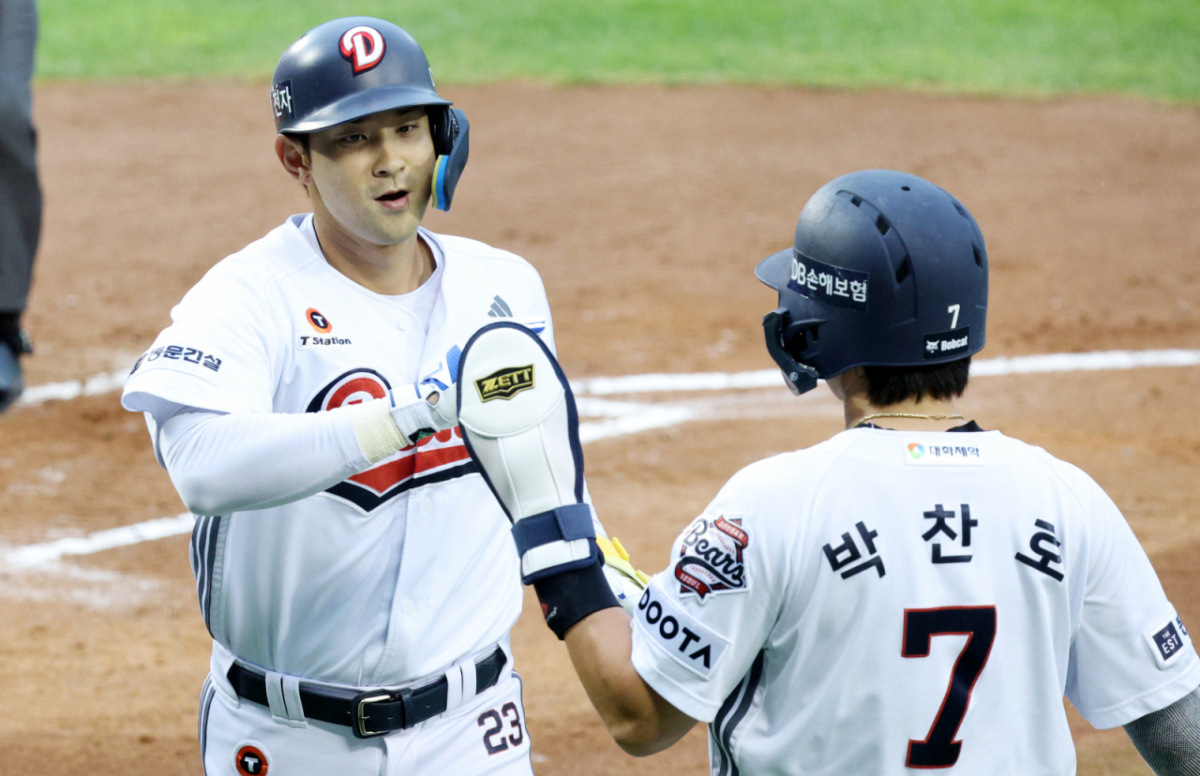 두산 베어스 강승호(왼쪽)가 9일 서울 잠실야구장에서 열린 SSG 랜더스와 2026 신한 SOL KBO리그 홈경기에서 2회말 2사 2루에서 좌월 투런 홈런을 날리고 박찬호의 환영 속에 더그아웃으로 향하고 있다. /사진=김진경 대기자