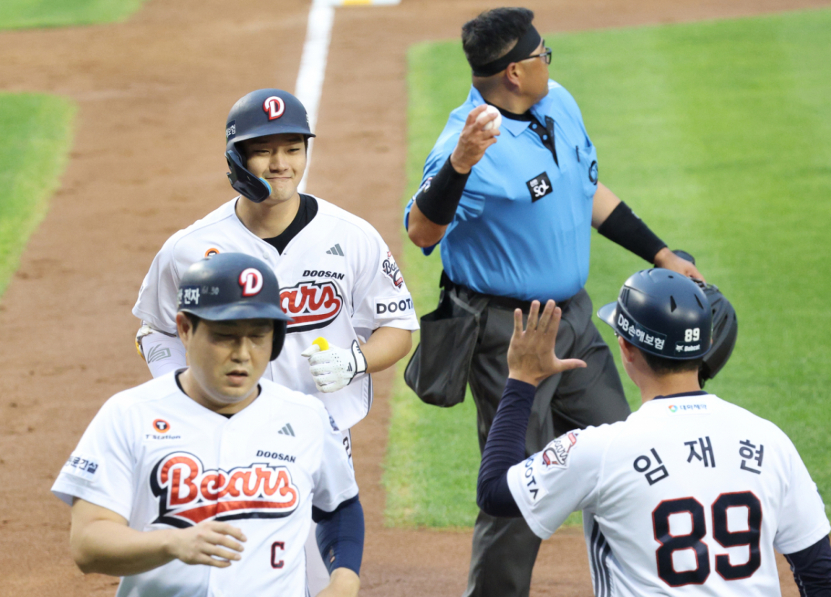 두산 베어스 안재석(왼쪽 위)이 9일 서울 잠실야구장에서 열린 SSG 랜더스와 2026 신한 SOL KBO리그 홈경기에서 2회말 선제 투런 홈런을 터뜨린 뒤 홈으로 향하고 있다. /사진=김진경 대기자