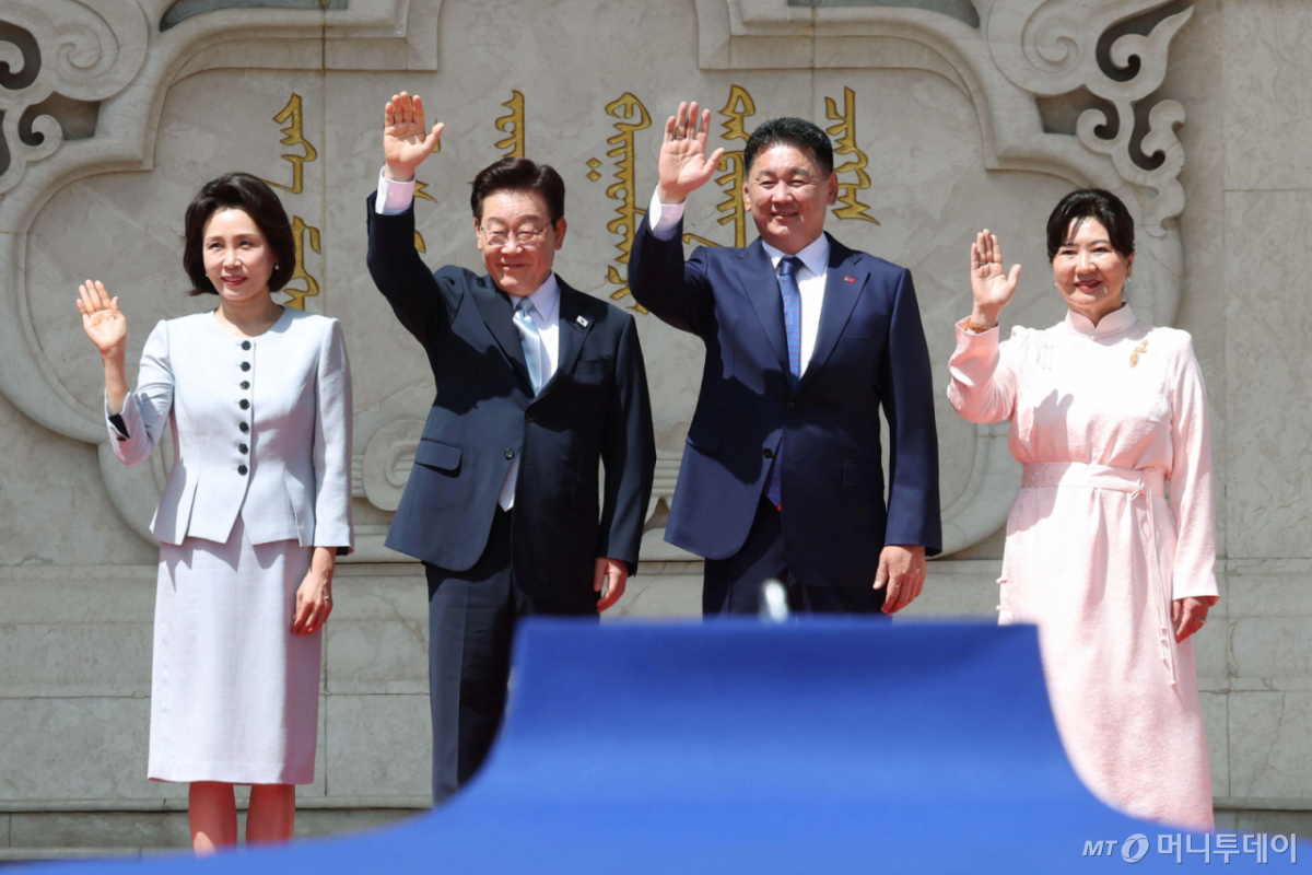 (울란바타르(몽골))=뉴스1) 이재명 기자 = 이재명 대통령 부부와 오흐나 후렐수흐 몽골 대통령 부부가 9일(현지시간) 몽골 울란바타르 수흐바타르 광장에서 열린 공식환영식에서 손을 흔들고 있다. 2026.7.9/뉴스1  Copyright © 뉴스1. All rights reserved. 무단 전재 및 재배포,  AI학습 이용 금지. /사진=(울란바타르(몽골))=뉴스1) 이재명 기자