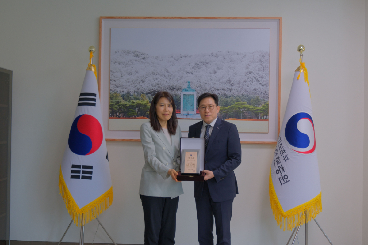 신준우 정보통신기획평가원(IITP) 전략기획본부장(오른쪽)이 국가보훈부장관 감사패를 전달받은 뒤 김정연 국립대전현충원 원장과 기념촬영을 하고 있다./사진 제공=정보통신기획평가원