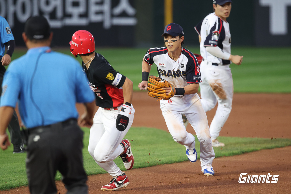 8일 롯데 자이언츠-KIA 타이거즈전. 롯데 전민재(오른쪽에서 두 번째)가 태그를 시도하고 있다. /사진=롯데 자이언츠 제공
