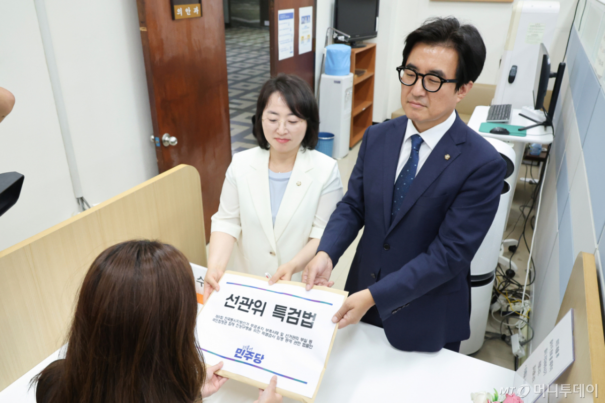 김성회(왼쪽), 이주희 더불어민주당 원내대변인이 9일 서울 여의도 국회 의안과에 선관위 특검법을 제출하고 있다. /사진=뉴스1