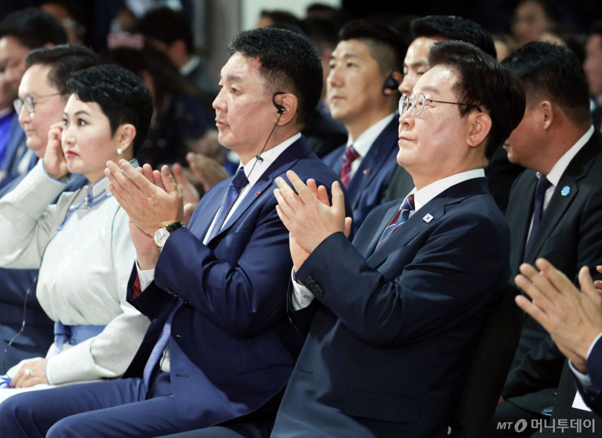 [울란바타르=뉴시스] 조성봉 기자 = 몽골을 국빈 방문한 이재명 대통령이 9일(현지 시간) 울란바타르 한 호텔에서 열린 한-몽 비즈니스 포럼에서 오흐나 후렐수흐 몽골 대통령과 함께 박수를 치고 있다. 2026.07.09. suncho21@newsis.com /사진=