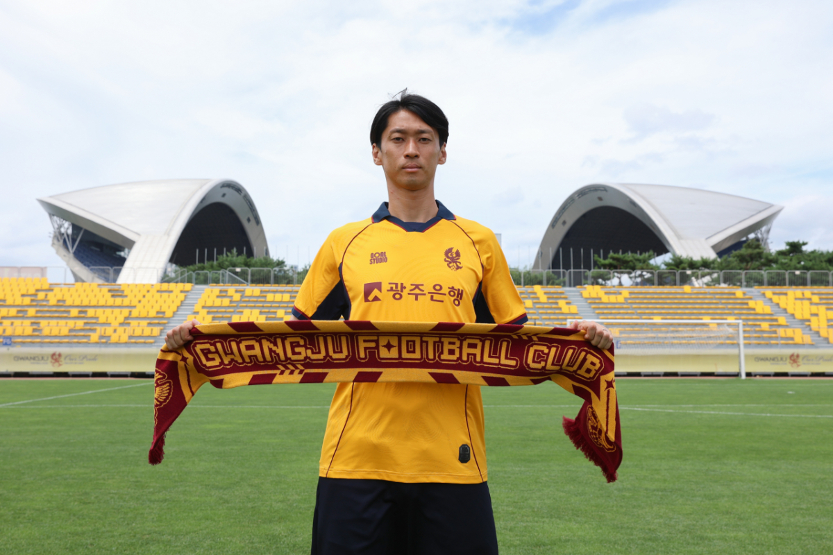 리영직의 광주FC 입단 오피셜 사진. /사진=광주FC 제공