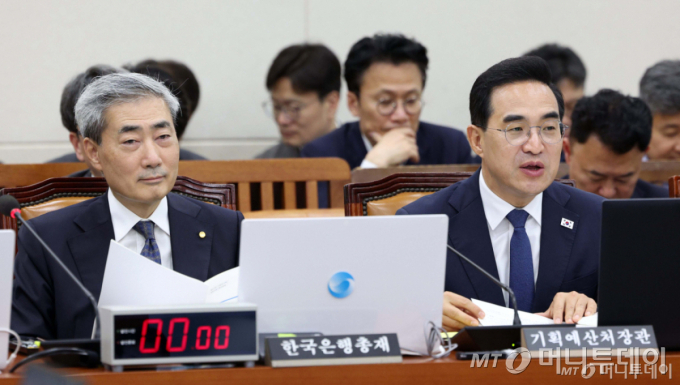 박홍근 기획예산처 장관(오른쪽)과 신현송 한국은행 총재가 9일 서울 여의도 국회에서 열린 재정경제기획위원회 전체회의에서 의원의 질의에 답변하고 있다. /사진=뉴시스