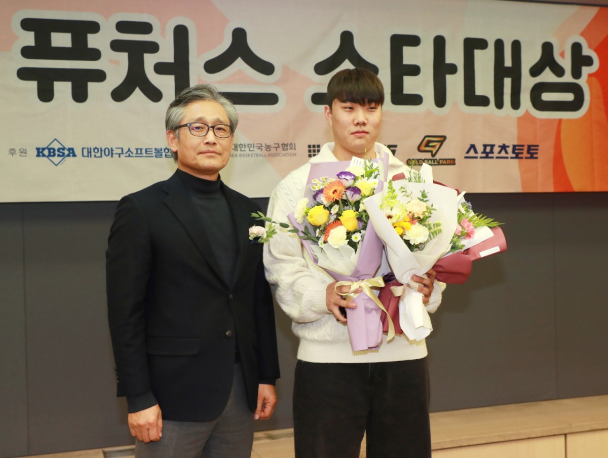 서울 프레스센터에서 진행된 2024 퓨처스 스타대상 시상식(주최 스타뉴스)에서 야구부문 스타상을 수상한 박준순이 양해영 대한야구소프트볼협회 회장과 포즈를 취하고 있다. ‘퓨처스 스타대상’은 한국 스포츠 발전과 아마추어 체육 활성화에 기여하고자 제정됐다. /2024.11.25 /사진=이동훈 기자