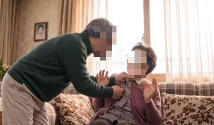 A씨는 남편에게 "나이 들어 왜 이렇게 추한 꼴을 보이냐"고 따졌다. 그러자 남편은 "아무것도 아닌데 왜 그러냐", "네가 이상한 여자라 나를 이상하게 만든다"며 A씨를 발로 차는 등 폭행했다./사진=JTBC '사건반장'