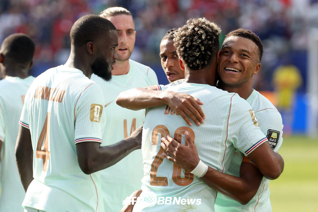 프랑스 축구 국가대표팀 킬리안 음바페(오른쪽)가 10일 미국 보스턴 스타디움에서 열린 2026 국제축구연맹(FIFA) 북중미 월드컵 8강 모로코전에서 득점을 터뜨린 뒤 동료들과 축하를 나누고 있다. /AFPBBNews=뉴스1