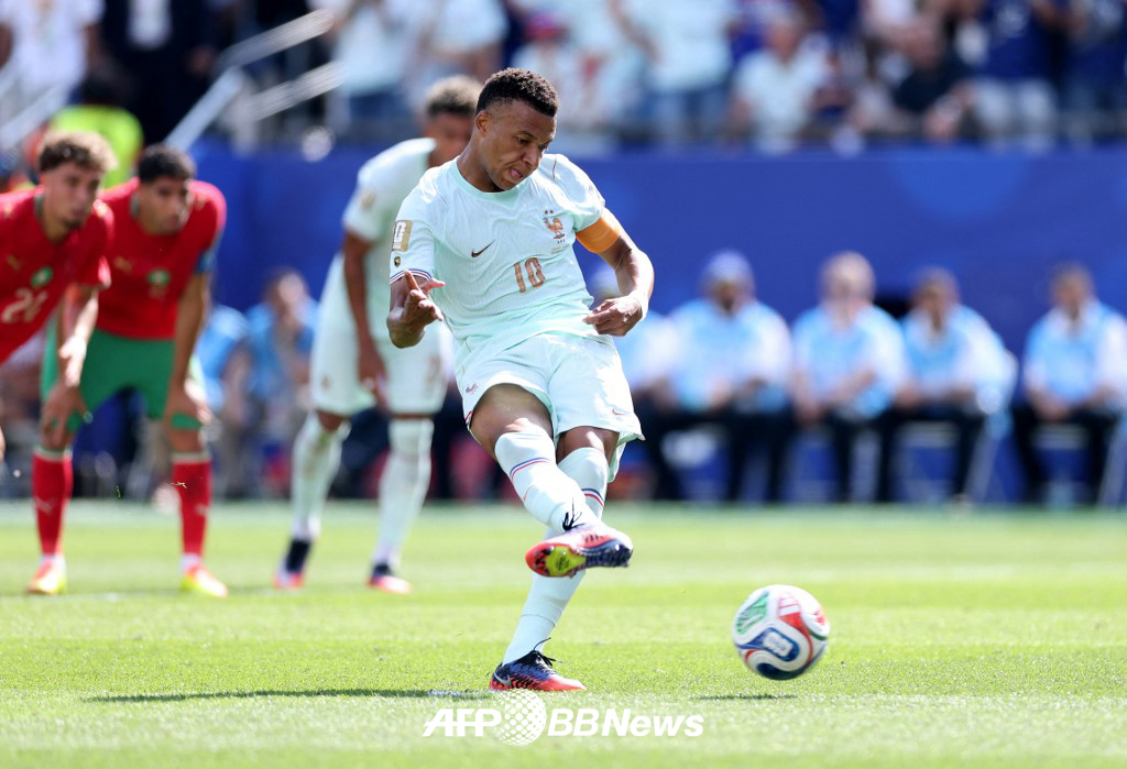 프랑스 축구 국가대표팀 킬리안 음바페가 10일 미국 보스턴 스타디움에서 열린 2026 국제축구연맹(FIFA) 북중미 월드컵 8강 모로코전에서 페널티킥을 차고 있다. /AFPBBNews=뉴스1