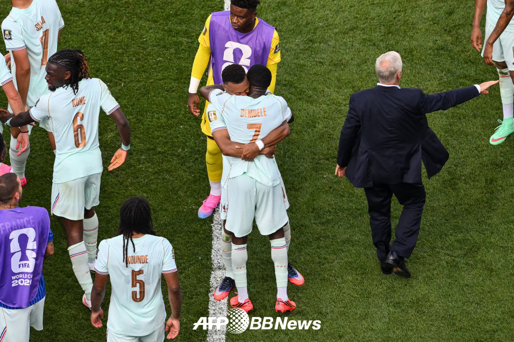 프랑스 축구 국가대표팀 킬리안 음바페와 우스만 뎀벨레가 10일 미국 보스턴 스타디움에서 열린 2026 국제축구연맹(FIFA) 북중미 월드컵 8강 모로코전에서 팀의 두 번째 득점 이후 포옹하며 기뻐하고 있다. /AFPBBNews=뉴스1