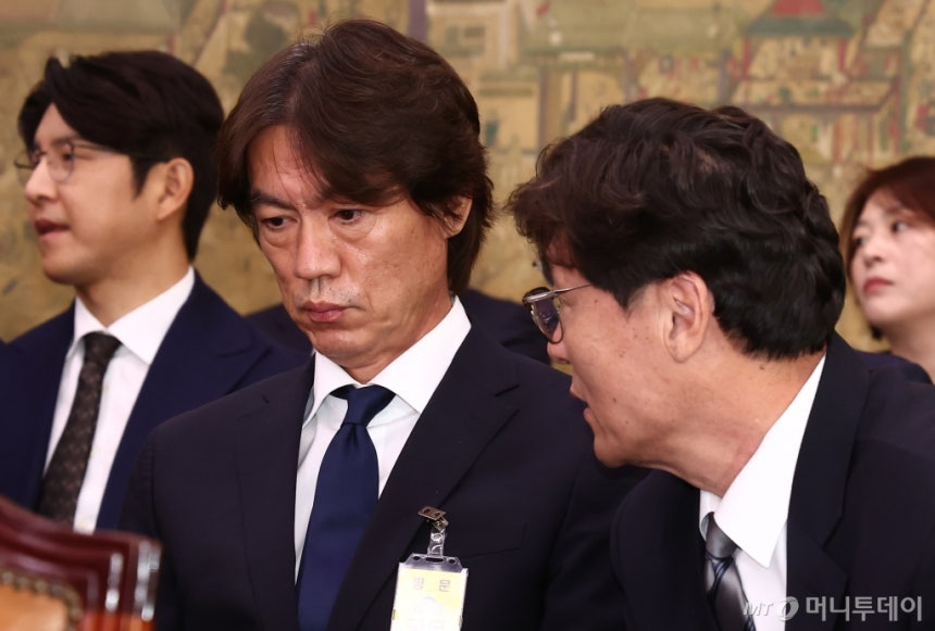 사진은 2024년 국회 문화체육관광위원회가 진행한 축구협회 현안 질의 과정 당시 참석했던 홍명보 전 감독과 이임생 전 기술총괄이사의 모습. /사진=머니투데이 사진 DB