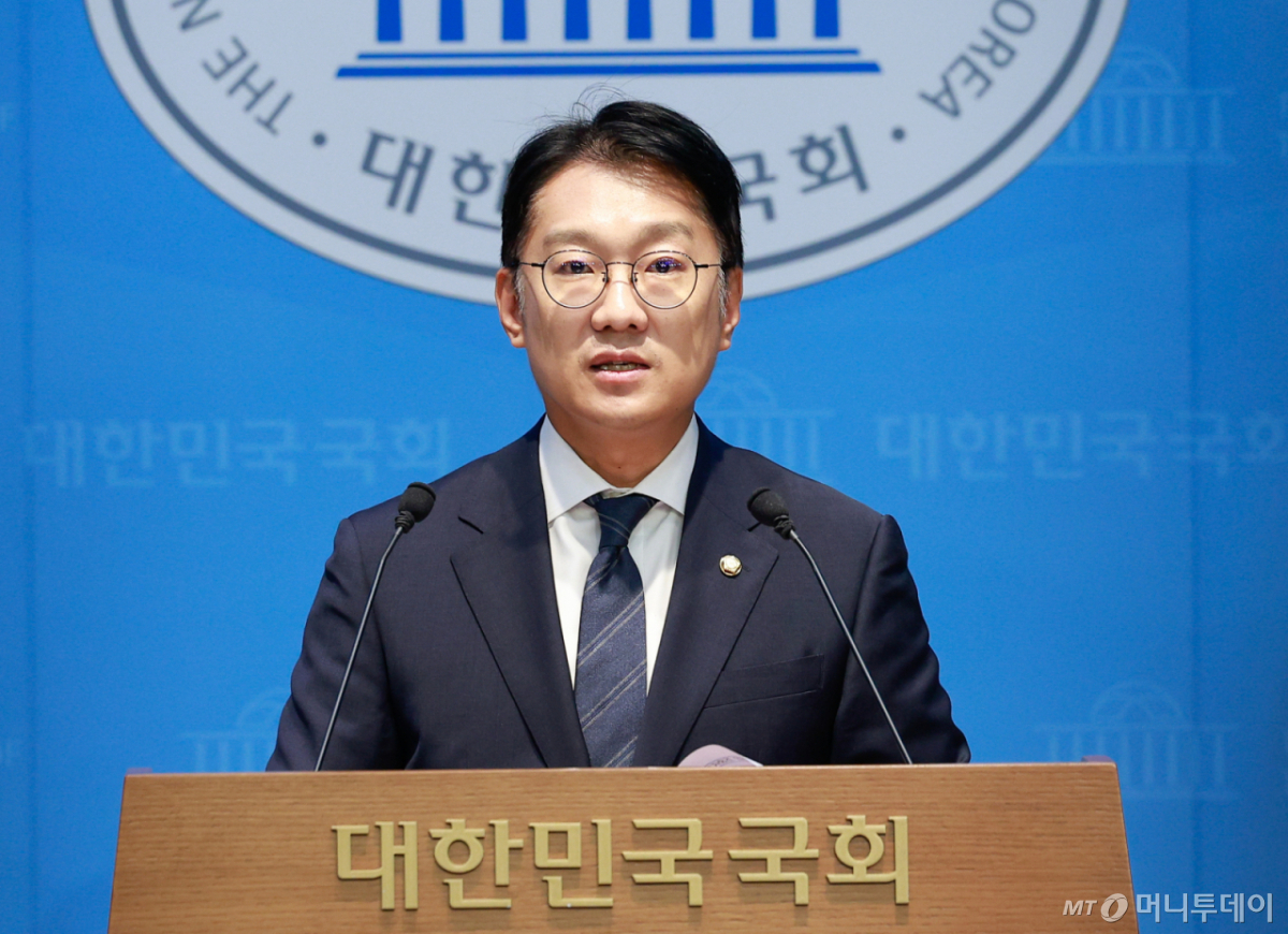 (서울=뉴스1) 안은나 기자 = 김남준 더불어민주당 의원이 10일 서울 여의도 국회 소통관에서 민주당 전국대학생위원회의 '선관위 국민참정권 침해 규탄 및 대학가 시국선언 관련 기자회견'을 소개하고 있다. 2026.6.10/뉴스1 Copyright © 뉴스1. All rights reserved. 무단 전재 및 재배포, AI학습 이용 금지. /사진=(서울=뉴스1) 안은나 기자