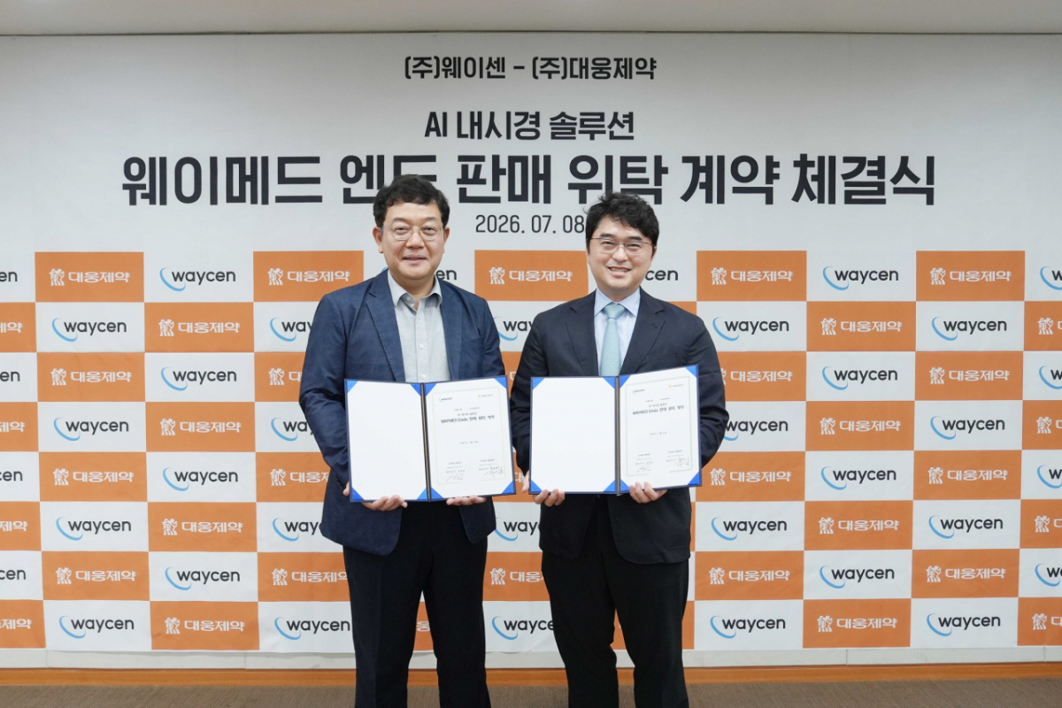 이창재 대웅제약 대표이사(우)와 김경남 웨이센 대표이사(좌)가 지난 8일 계약체결 후 기념촬영을 하고 있다./사진= 대웅제약