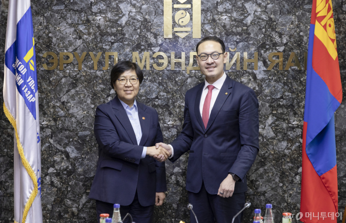 정은경 보건복지부 장관이 9일(현지시간) 몽골 보건부에서 엥흐바야르 바트쇼가르 몽골 보건부 장관을 만나 기념 촬영을 하고 있다./사진=보건복지부, 뉴스1