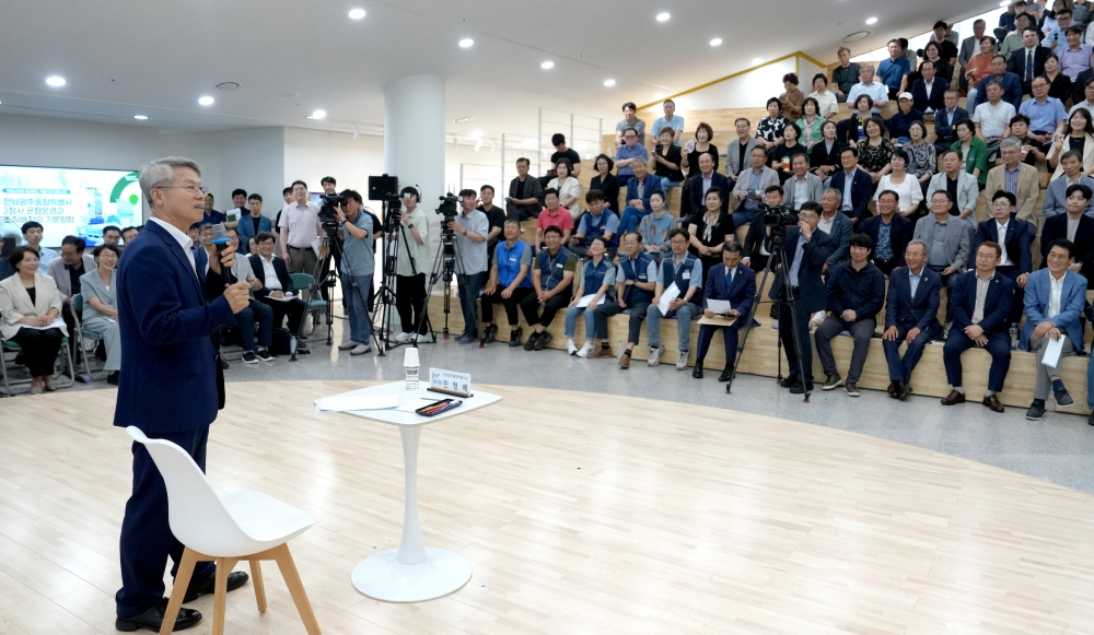 전남광주특별시 청사 관련 타운홀미팅서 시민의 질문에 답하고 있는 민형배 시장/사진제공=전남광주특별시