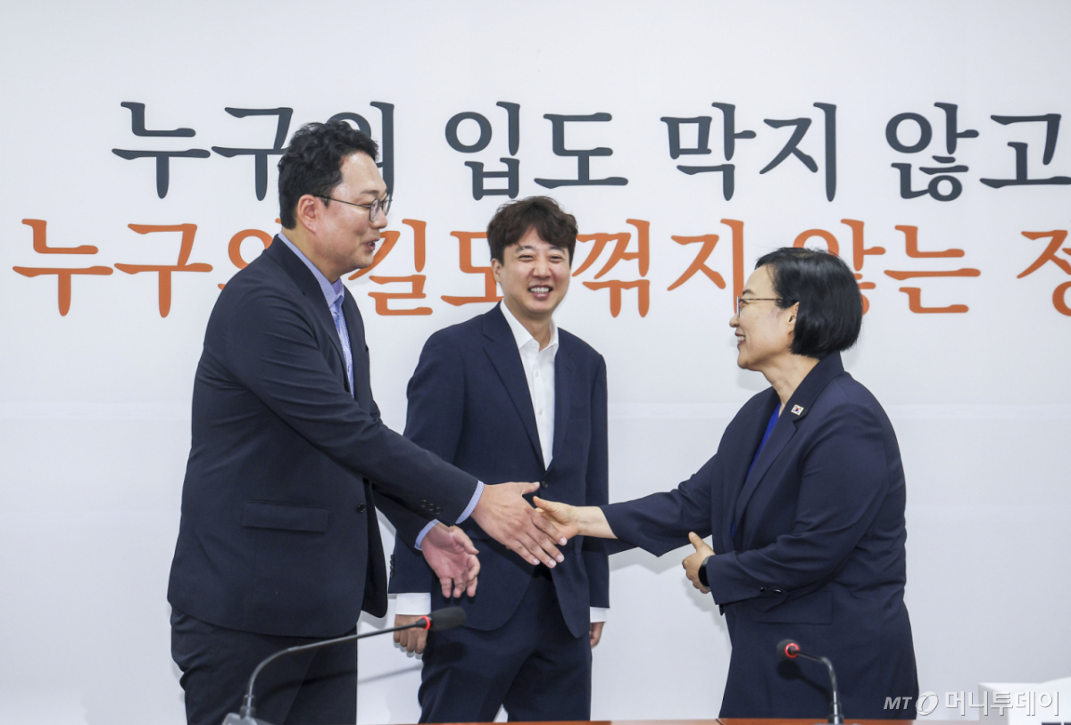 [서울=뉴시스] 정병혁 기자 = 한성숙 국무총리가 10일 서울 여의도 국회에서 개혁신당을 찾아 이준석 당대표, 천하람 원내대표와 인사를 나누고 있다. 2026.07.10. jhope@newsis.com /사진=정병혁