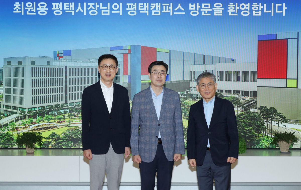 왼쪽부터 윤태양 삼성전자 글로벌&인프라 총괄 부사장, 최원용 평택시장,김용관 삼성전자 경영전략총괄 사장./사진제공=평택시