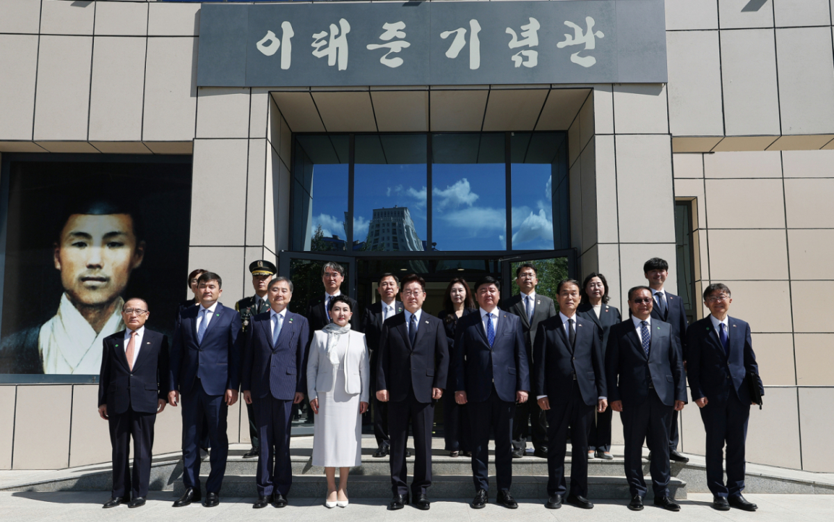 (울란바타르(몽골))=뉴스1) 이재명 기자 = 몽골을 국빈 방문 중인 이재명 대통령이 10일(현지시간) 울란바타르 이태준 열사 기념관을 방문해 기념촬영을 하고 있다. 2026.7.10/뉴스1 Copyright © 뉴스1. All rights reserved. 무단 전재 및 재배포, AI학습 이용 금지. /사진=(울란바타르(몽골))=뉴스1) 이재명 기자