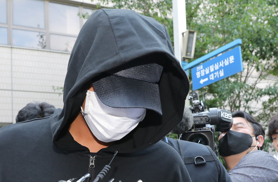 인하대 캠퍼스에서 동급생을 성폭행하다 추락해 숨지게 한 20대 남성 김모씨가 2022년 7월 17일 오후 구속 전 피의자 심문(영장실질심사)을 마치고 인천시 미추홀구 인천지방법원을 나서고 있다./사진=뉴스1