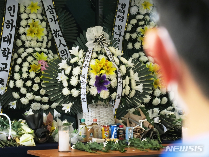 2022년 7월 18일 사망한 여학생 A씨가 발견된 현장인 인천 미추홀구 용현동 인하대학교 한 단과대학 건물 앞 추모공간에 추모 행렬이 이어지고 있다./사진=뉴시스