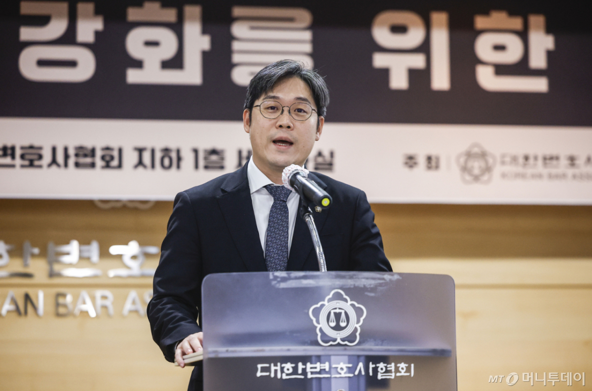 김정욱 대한변호사협회장이 11일 서울 서초구 대한변호사협회에서 열린 수사기관 역량강화를 위한 공청회에서 인사말을 하고 있다. /사진=머니투데이 DB