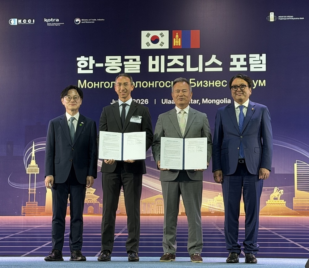 지난 9일 남양유업이 몽골 대표 식품 유통기업 '막시무스 디스트리뷰션(Maximus Distribution LLC)'과 3년간 100억 원 규모의 K푸드 수출 확대를 위한 업무협약(MOU)을 체결했다. 왼쪽부터 김정관 산업통상부 장관, 김승언 남양유업 대표집행임원(사장), 배상곤 막시무스 대표, 토그미드 도르지한드(Togmid Dorjkhand) 몽골 부총리/사진=남양유업