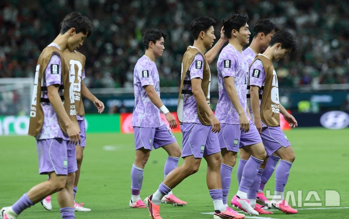 패배 후 아쉬워하는 한국 축구대표팀 선수들의 모습. /사진=뉴시스