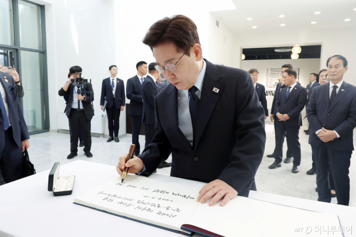 (울란바타르(몽골))=뉴스1) 이재명 기자 = 몽골을 국빈 방문 중인 이재명 대통령이 10일(현지시간) 울란바타르 이태준 열사 기념관을 방문해 방명록을 작성하고 있다. 2026.7.10/뉴스1  Copyright © 뉴스1. All rights reserved. 무단 전재 및 재배포,  AI학습 이용 금지. /사진=(울란바타르(몽골))=뉴스1) 이재명 기자