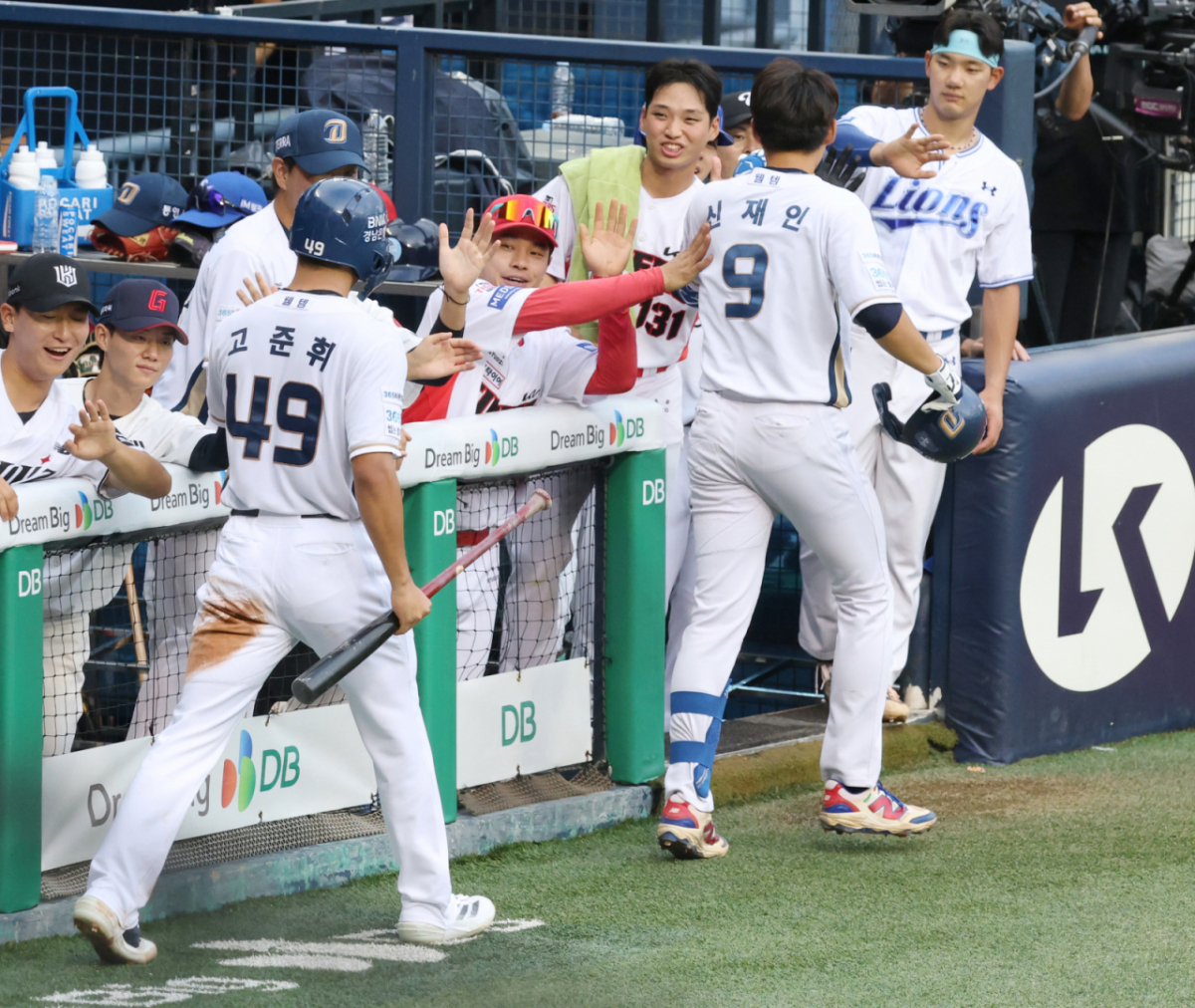 2026 KBO 퓨처스리그 올스타전이 10일 서울 잠실야구장에서 열렸다.  남부 신재인(NC)이 4회말 2점 홈런을 날리고 홈인한 후 동료들의 환영을 받고 있다. /사진=김진경 kim.jinkyung@