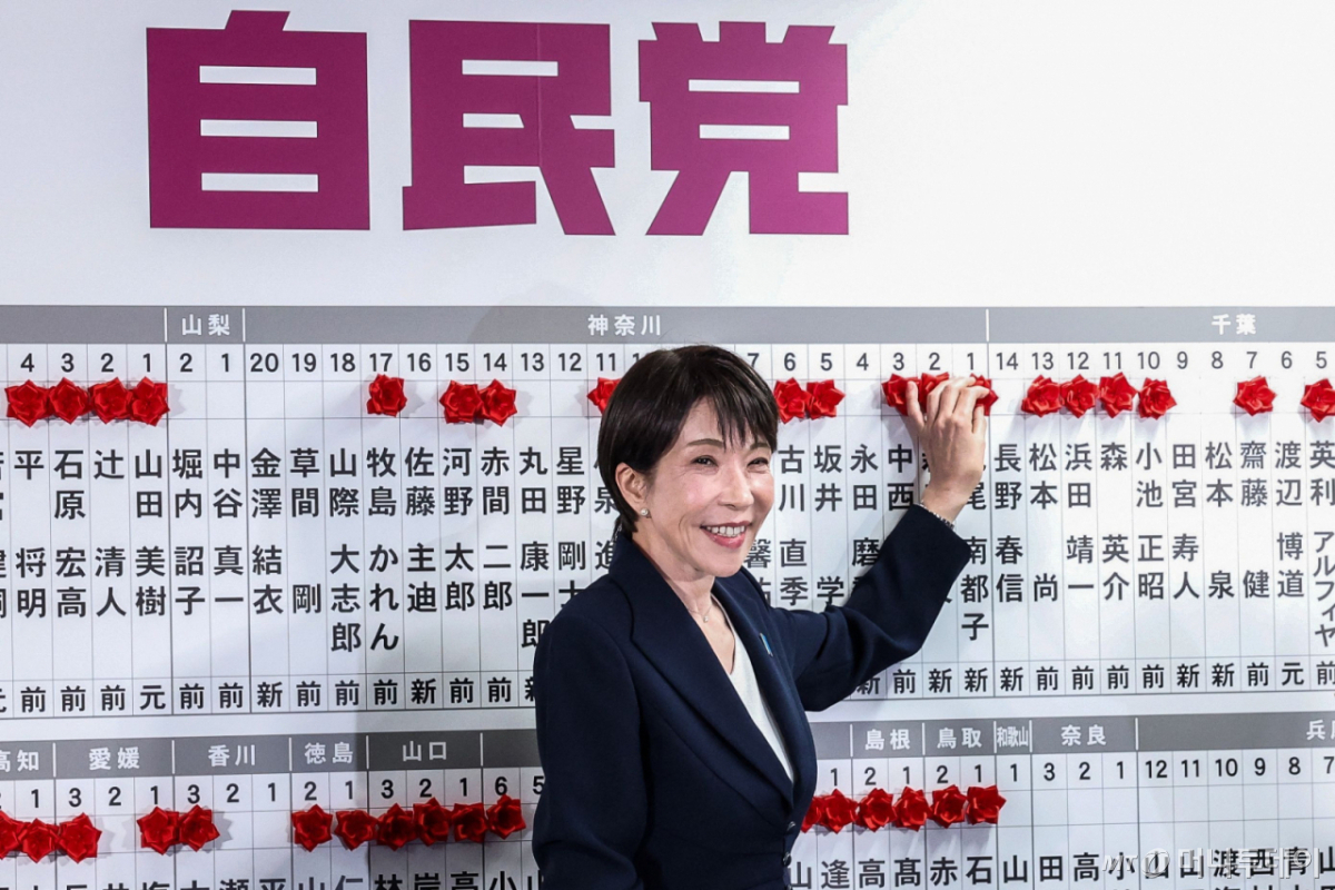 (AFP=뉴스1) = 일본 총리이자 자민당 총재인 다카이치 사나에가 8일 도쿄 자민당 본부에서 총선에 당선된 자민당 후보 이름 위에 장미를 달며 미소를 보이고 있다. 요미우리·마이니치 신문 등에 따르면 9일 오전 12시 15분 현재 양당의 의석 합계는 320석(자민당 294석, 일본유신회 26석)을 확보했다. ⓒ AFP=뉴스1 Copyright © 뉴스1. All rights reserved. 무단 전재 및 재배포, AI학습 이용 금지. /사진=(AFP=뉴스1)
