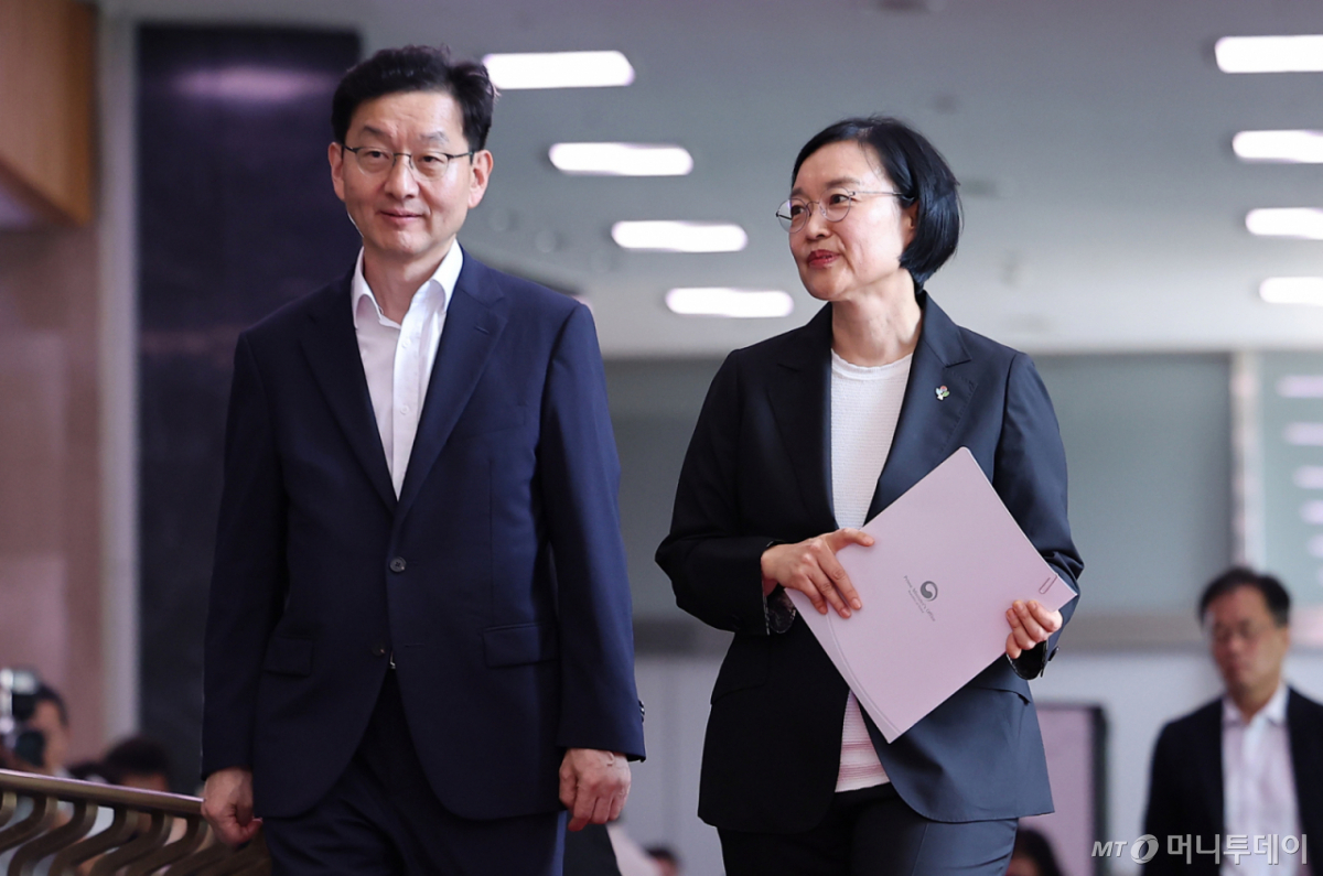 (서울=뉴스1) 김성진 기자 = 한성숙 신임 국무총리가 1일 서울 종로구 정부서울청사에 첫 등청해 도어스테핑을 마친 후 집무실로 향하며 윤창렬 국무조정실장과 대화하고 있다. 2026.7.1/뉴스1 Copyright © 뉴스1. All rights reserved. 무단 전재 및 재배포, AI학습 이용 금지. /사진=(서울=뉴스1) 김성진 기자