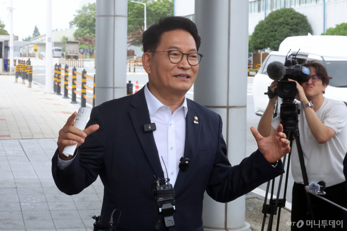 (광주=뉴스1) 조수민 기자 = 더불어민주당 당대표 선거 출마를 선언한 송영길 의원이 10일 전남광주통합특별시 광산구 오선동 삼성전자 광주사업장을 찾아 발언하고 있다. 2026.7.10/뉴스1  Copyright © 뉴스1. All rights reserved. 무단 전재 및 재배포,  AI학습 이용 금지. /사진=(광주=뉴스1) 조수민 기자