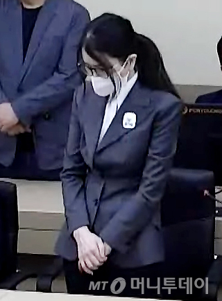 김건희 여사가 26일 서울 서초구 중앙지방법원에서 열린 특정범죄가중처벌등에관한법률위반(알선수재) 부정청탁및금품등수수의금지에관한법률위반 증거인멸 등에 대한 1심 선고 공판에서 선고를 받고 있다. 이날 재판부는 김건희 여사에게 징역 7년을 선고했다. (서울중앙지방법원 제공.