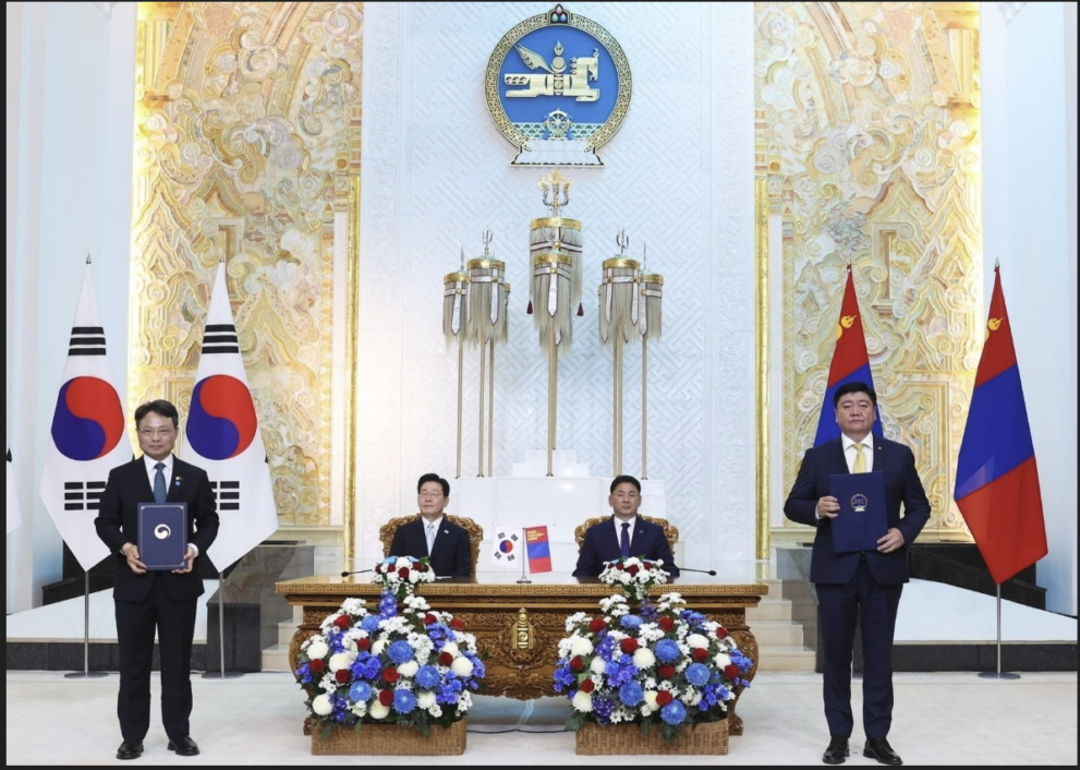 박은식 산림청장(왼쪽)과 산닥어치르 몽골 환경기후변화부 장관(오른쪽)이 지난 9일 양국정상이 함께한 가운데 ‘사막화 방지·산림복원 양해각서’ 및 ‘기후변화 역량강화 양해각서’ 체결했다./사진제공=산림청