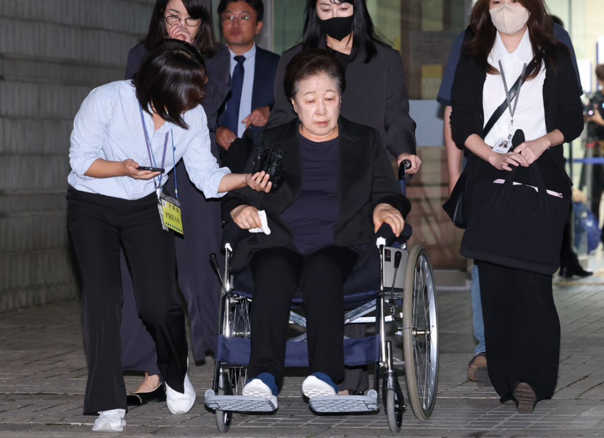 한학자 통일교 총재가 지난해 9월22일 오후 서울 서초구 중앙지방법원에서 윤석열 전 대통령 부부에게 통일교 현안을 청탁했다는 의혹과 관련 구속 전 피의자 심문(영장실질심사)을 마친 뒤 대기 장소인 서울구치소로 향하고 있다. /사진=뉴스1(사진공동취재단)
