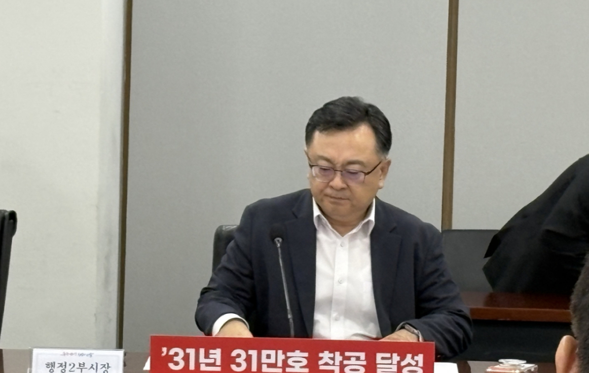 김성보 서울시 행정2부시장이 10일 본청 기획상황실에서 '특별 공정촉진회의'를 개최하고 재개발·재건축 등 정비사업 추진 현황을 직접 점검했다./사진=김지영 기자