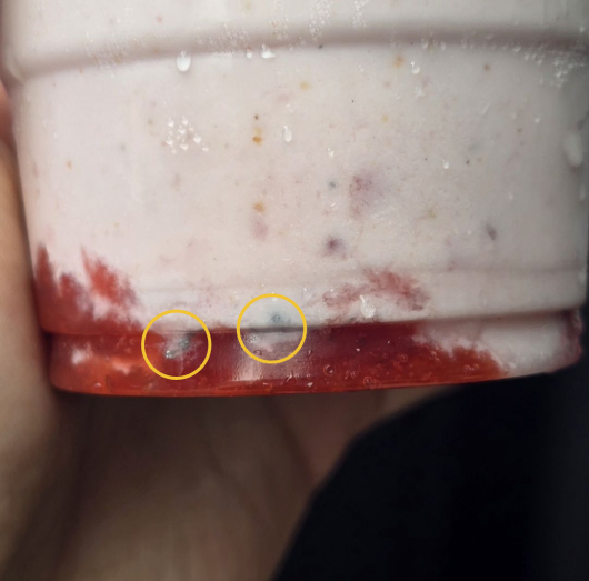 경북 상주 한 개인 카페에서 구매한 스무디에서 다량의 쇳조각이 나왔다는 사연이 전해졌다. 해당 카페 측은 쇠숟가락을 넣고 같이 갈았다며 잘못을 시인하면서도 "삼겹살을 먹고 기름으로 내려보내라"는 황당 응대를 한 것으로 알려졌다. 사진은 쇳조각이 담긴 스무디. /사진=온라인 커뮤니티