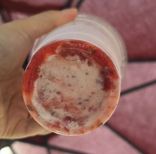 경북 상주 한 개인 카페에서 구매한 스무디에서 다량의 쇳조각이 나왔다는 사연이 전해졌다. 해당 카페 측은 쇠숟가락을 넣고 같이 갈았다며 잘못을 시인하면서도 "삼겹살을 먹고 기름으로 내려보내라"는 황당 응대를 한 것으로 알려졌다. 사진은 쇳조각이 담긴 스무디. /사진=온라인 커뮤니티