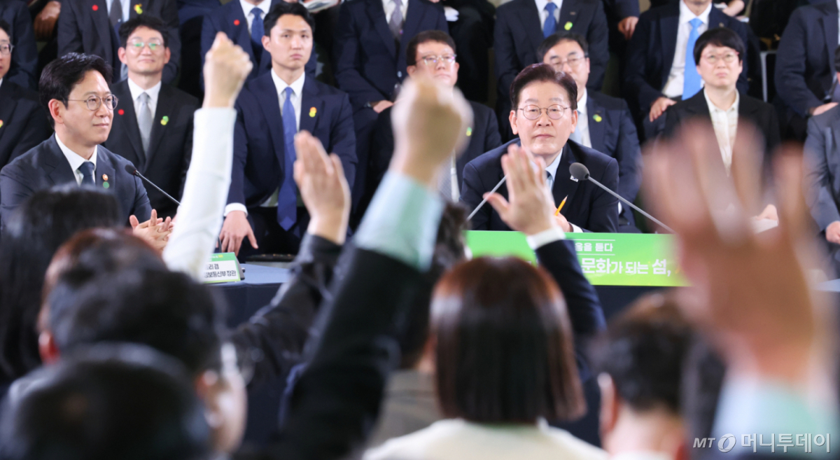 (제주=뉴스1) 이재명 기자 = 이재명 대통령이 30일 제주 한라대학교에서 열린 '제주의 마음을 듣다' 타운홀미팅 간담회에서 발언권을 요청하는 참석자들을 바라보고 있다. 2026.3.30/뉴스1 Copyright © 뉴스1. All rights reserved. 무단 전재 및 재배포, AI학습 이용 금지. /사진=(제주=뉴스1) 이재명 기자