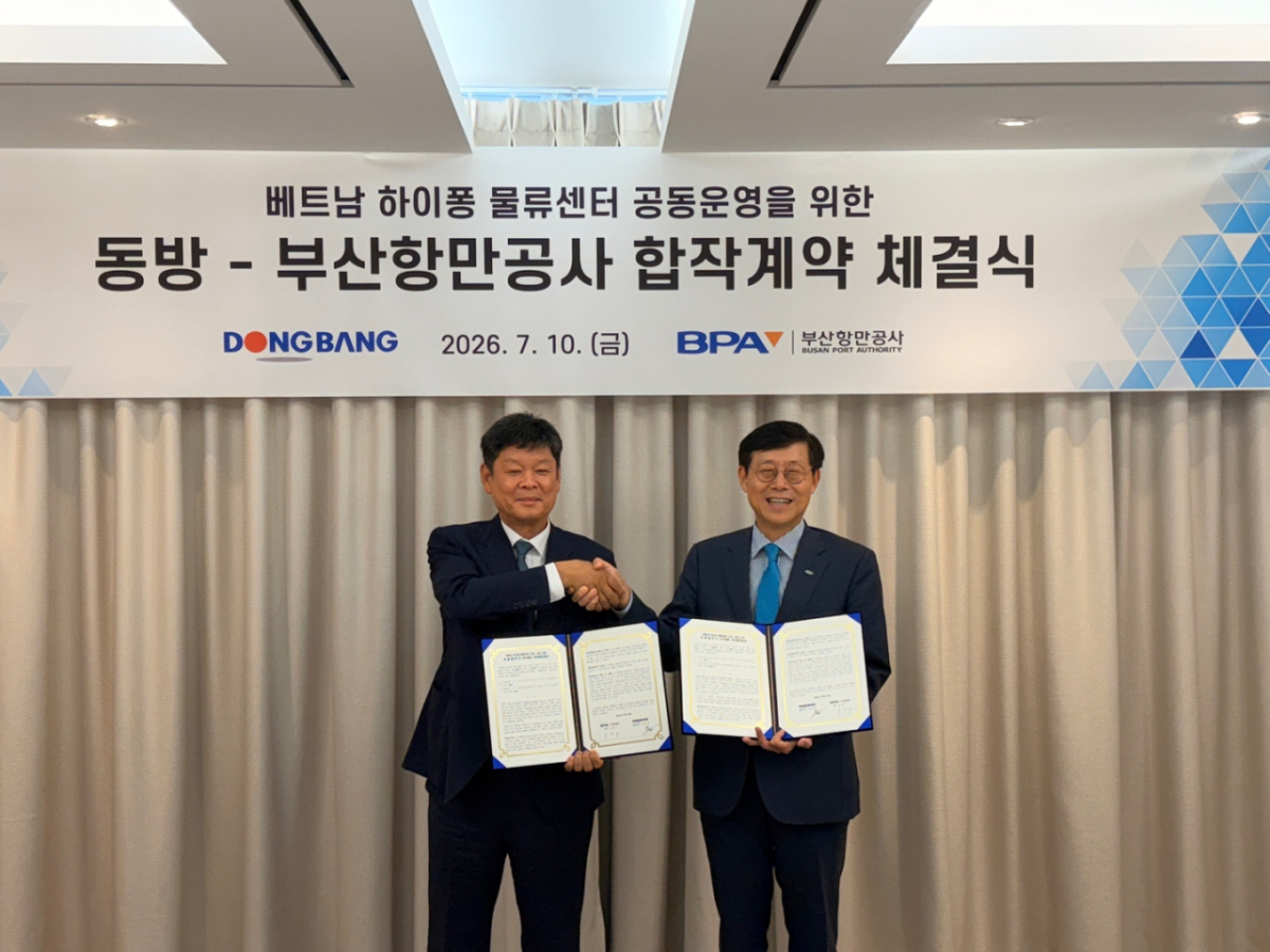 송상근 BPA 사장(오른쪽)과 정운건 동방 사장이 합작투자계약을 하고 있다./사진제공=BPA