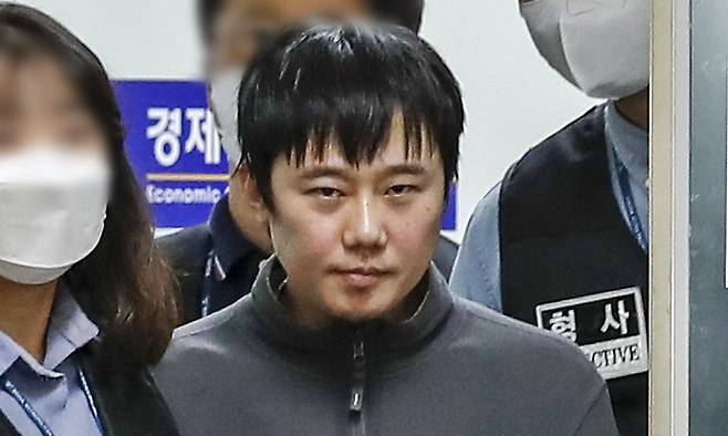 전주환이 2022년 9월 21일 서울 중구 남대문경찰서에서 검찰로 송치되는 모습./사진=뉴시스