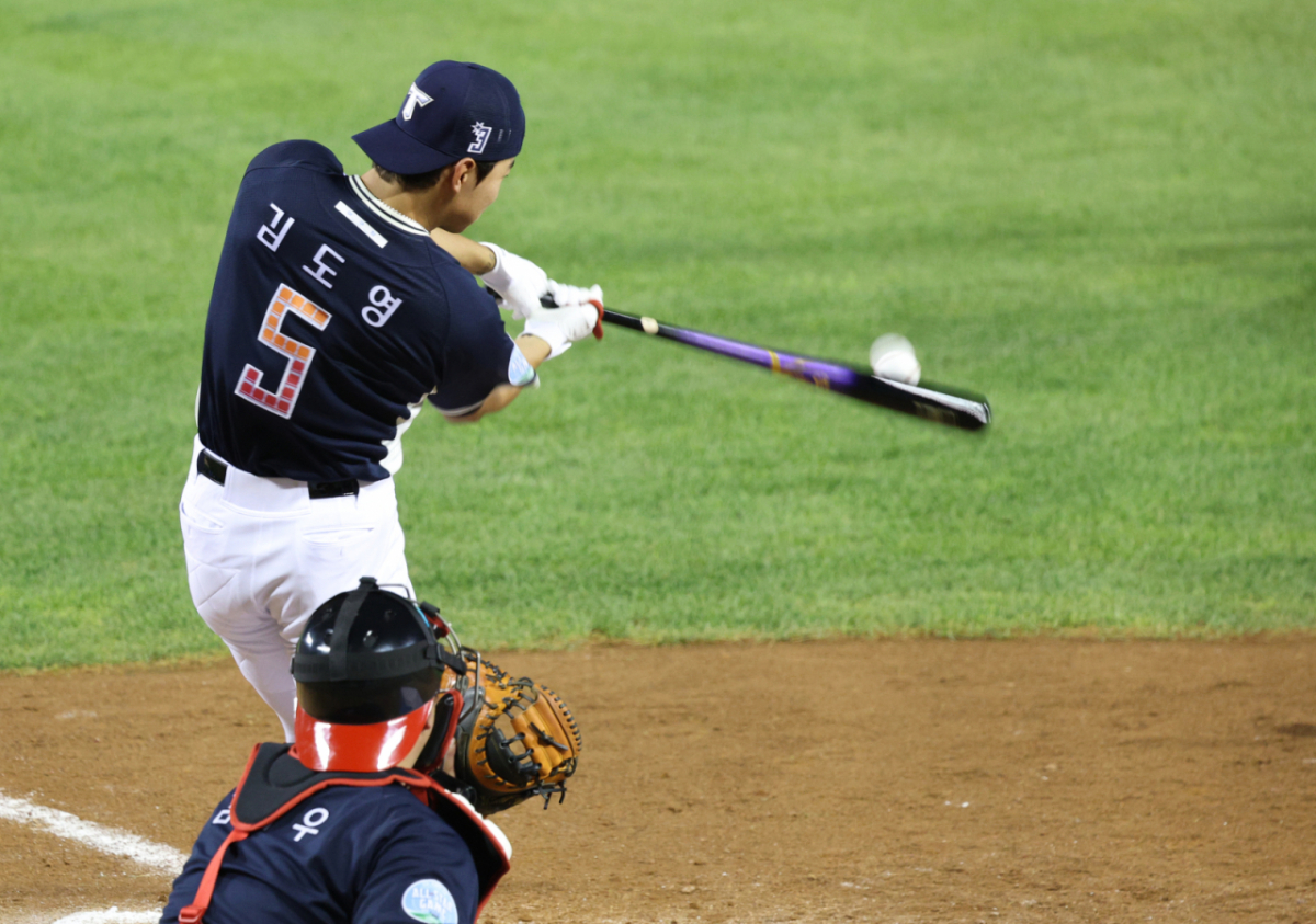 2026 KBO 올스타전 홈런 더비가 10일 서울 잠실야구장에서 열렸다. KIA 김도영이 홈런 레아스에서 힘찬 타격을 하고 있다 /사진=김진경 kim.jinkyung@