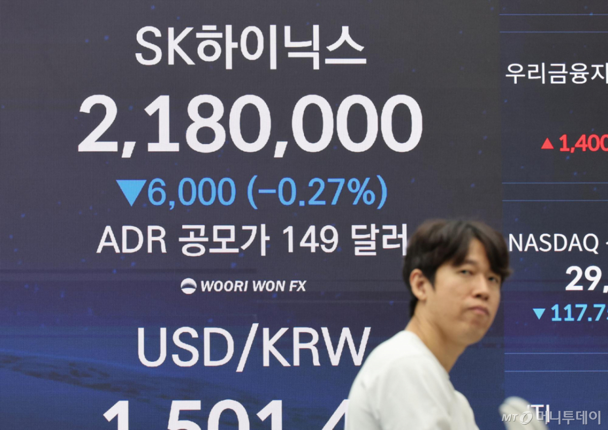 [서울=뉴시스] 김금보 기자 = SK하이닉스가 ADR 공모가격을 주당 149달러로 확정 공시한 10일 오후 서울 중구 우리은행 본점 딜링룸 전광판에 SK하이닉스 종가가 표시되고 있다. 2026.07.10. kgb@newsis.com /사진=김금보