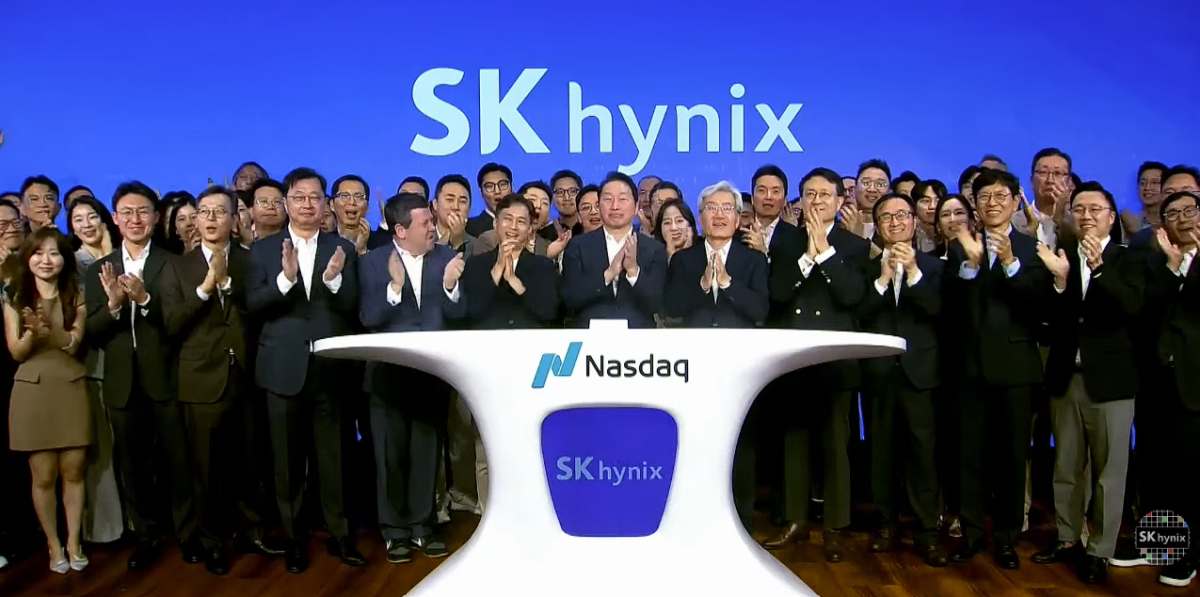 (서울=뉴스1) = 최태원 SK그룹 회장을 비롯한 임직원들이 10일 나스닥 ADR 상장 세리머니를 하고 있다. (SK하이닉스 유튜브 캡쳐) 2026.7.10/뉴스1 Copyright © 뉴스1. All rights reserved. 무단 전재 및 재배포, AI학습 이용 금지. /사진=(서울=뉴스1)