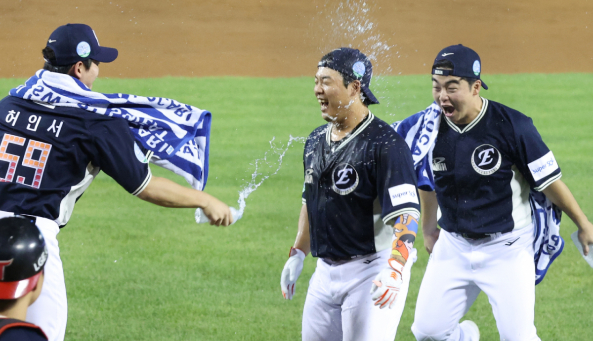 2026 KBO 올스타전 홈런 더비가 10일 서울 잠실야구장에서 열렸다.  한화 강백호가 홈런 레이스에서 우승을 차지한 후 동료들의 축하를 받고 있다. /사진=김진경 kim.jinkyung@
