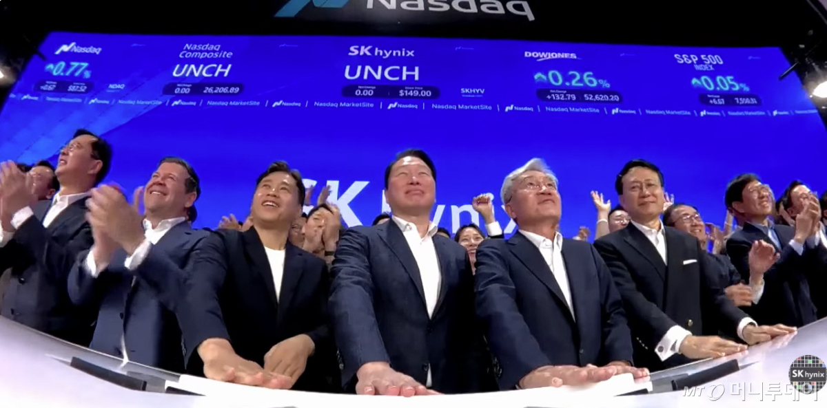 (서울=뉴스1) = 최태원 SK그룹 회장을 비롯한 임직원들이 10일 나스닥 ADR 상장 세리머니를 하고 있다. (SK하이닉스 유튜브 캡쳐) 2026.7.10/뉴스1 Copyright © 뉴스1. All rights reserved. 무단 전재 및 재배포, AI학습 이용 금지. /사진=(서울=뉴스1)