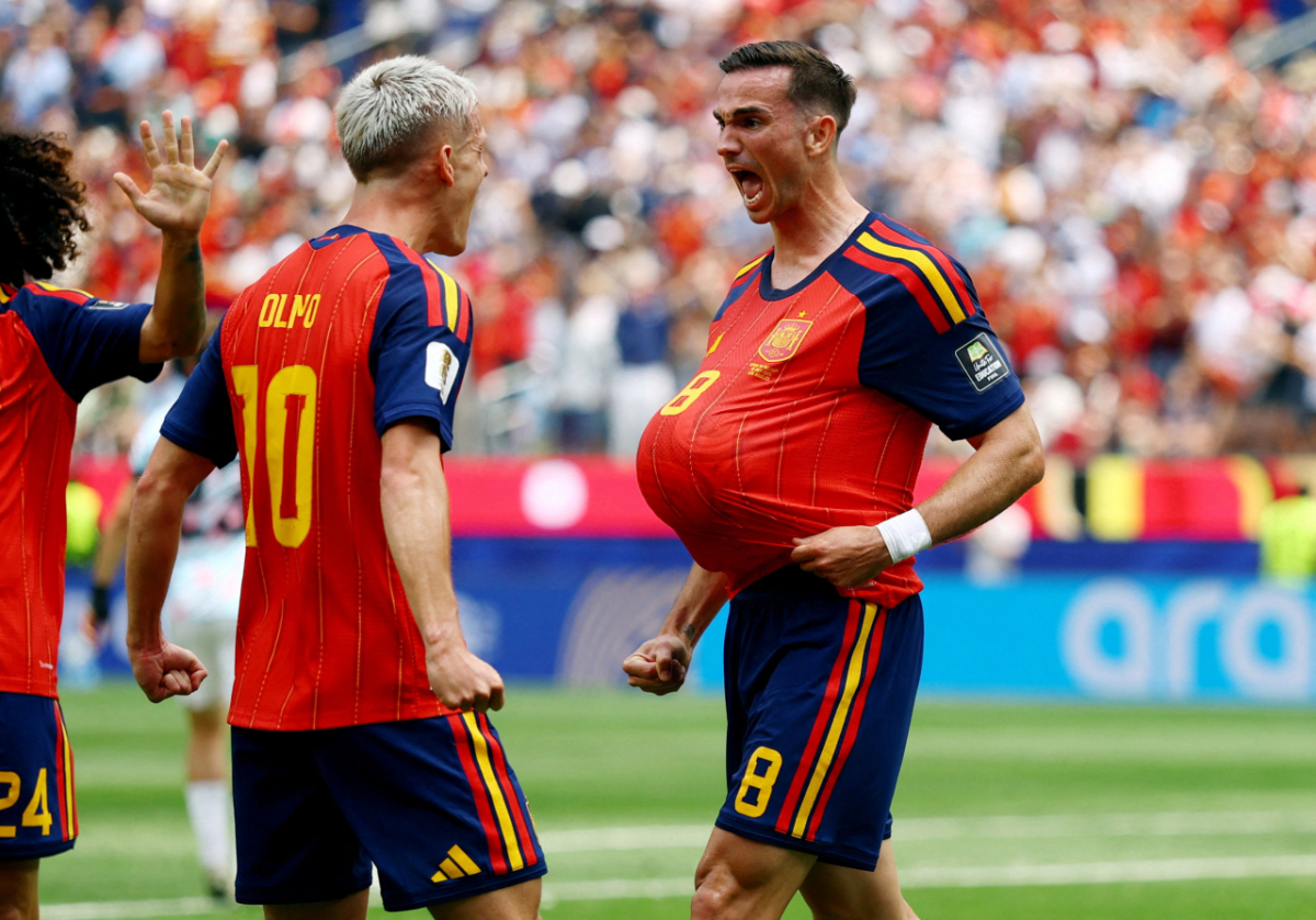 스페인 축구 대표팀 미드필더 파비안 루이스(오른쪽)가 11일 미국 LA 스타디움에서 열린 벨기에와의 2026 FIFA 북중미 월드컵 8강전 선제골 이후 골 세리머니를 하고 있다. /로이터=뉴스1
